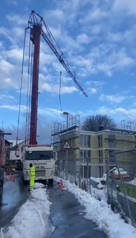 Die letzten Balkone werden montiert.